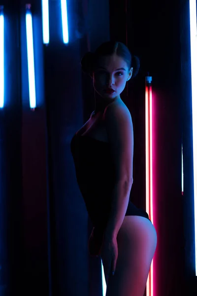 Kobieta zmysłowa pod neonowym oświetleniem — Zdjęcie stockowe