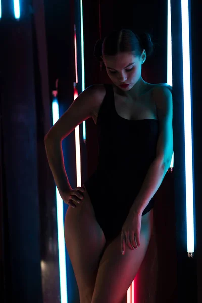 Sensuell kvinna under neonbelysning — Stockfoto