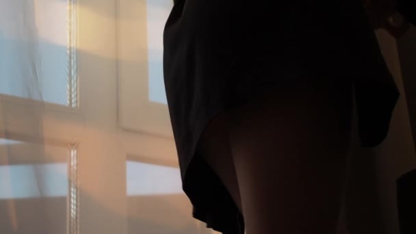 Menina bonita mostra sua bunda — Vídeo de Stock