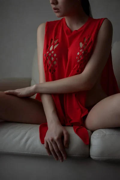 Sinnlich charmante nackte Frau in Dessous sitzt auf dem Bett im Zimmer — Stockfoto