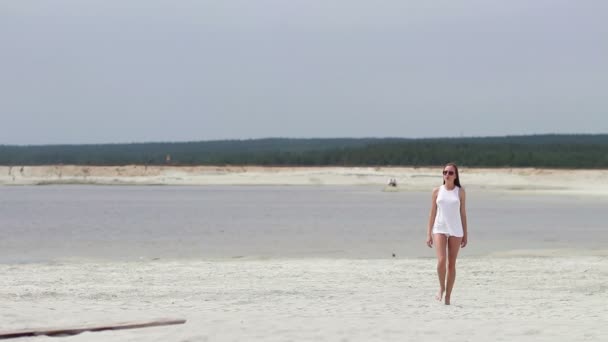 Forró nő ingratiatingly séta lábujjhegyen homokban — Stock videók