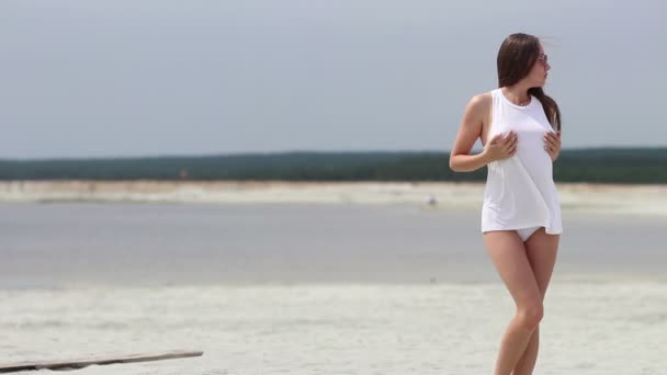Καυτή γυναίκα που περπατά σε μύτες στην άμμο — Αρχείο Βίντεο