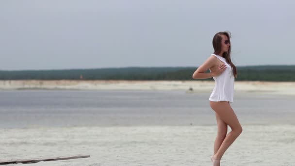 Hete vrouw innemend wandelen op tiptoe in zand — Stockvideo