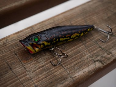 Balık tutma yemler üzerinde ahşap arka plan izole.