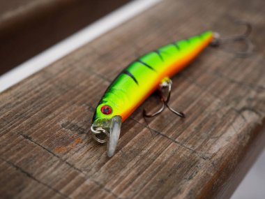 Balık tutma yemler üzerinde ahşap arka plan izole.