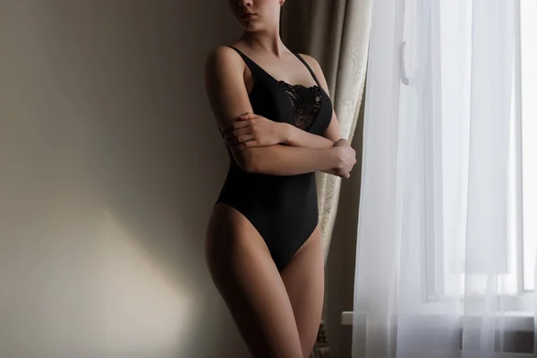 Mulher sensual atraente em lingerie no quarto — Fotografia de Stock