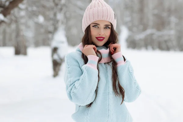 겨울 시골의 멋진 아가씨 — 스톡 사진