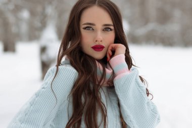 Kış kırsalında şık bir bayan.