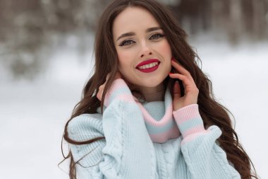 Kış ormanı yakınlarında neşeli genç bir dişi.