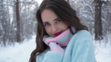 Karlı kırsalda güzel bir kadın