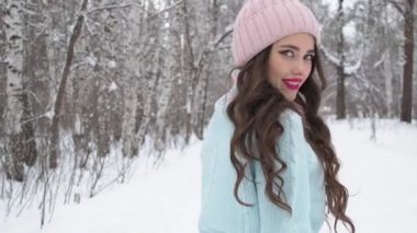 Kış ormanlarına doğru yürüyen zarif genç bir kadın.