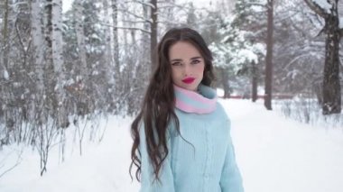 Kış ormanlarına doğru yürüyen zarif genç bir kadın.