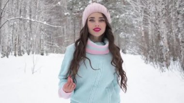 Kış ormanlarına doğru yürüyen zarif genç bir kadın.