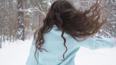 Kış ormanlarına doğru yürüyen zarif genç bir kadın.