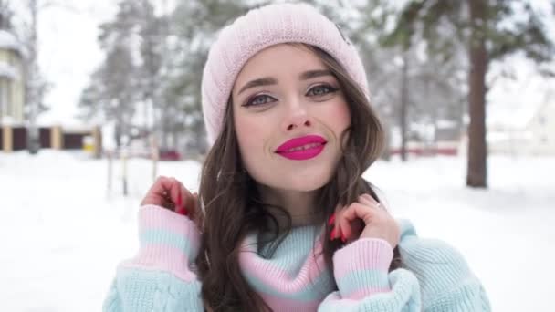 Όμορφη γυναίκα σε χιονισμένη εξοχή — Αρχείο Βίντεο