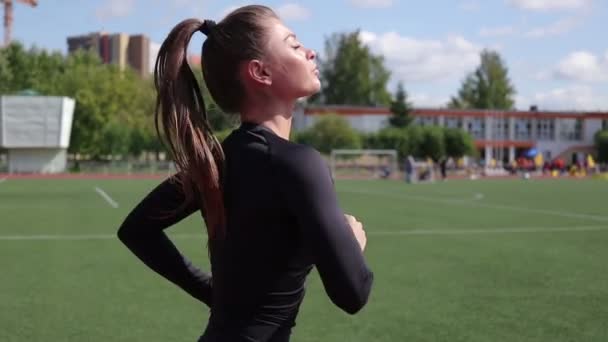 Schlanke Frau läuft im Stadtstadion — Stockvideo