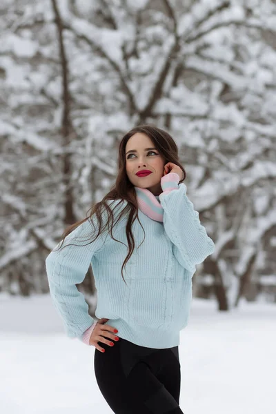 Wesoła młoda kobieta w pobliżu lasu zimowego — Zdjęcie stockowe