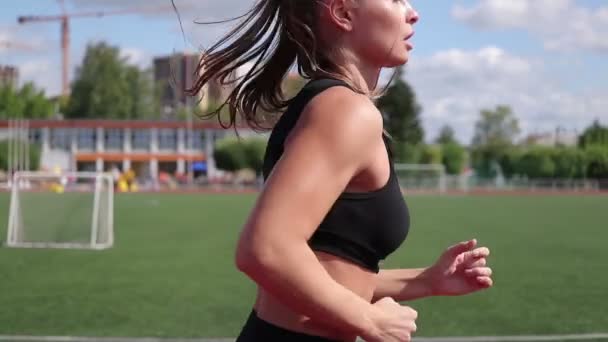 Smal kvinna som springer i City Stadium — Stockvideo