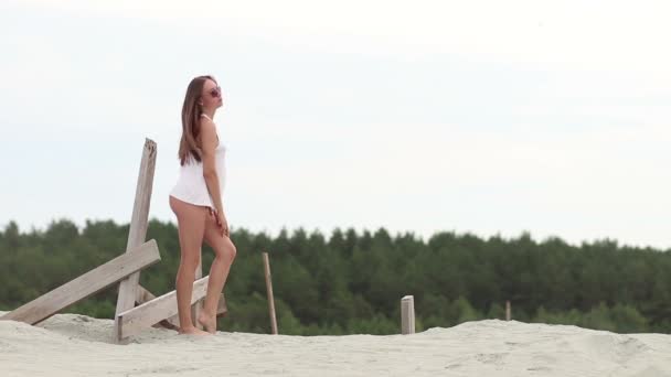 Sexy štíhlá žena svůdně zvedá nohy na dřevěné podpěrné — Stock video
