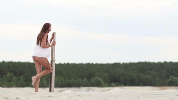Sexy mulher magro sedutoramente levantando pernas no suporte de madeira — Vídeo de Stock