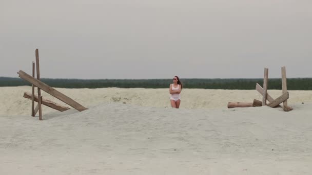 Heiße Frau läuft undankbar auf Zehenspitzen im Sand — Stockvideo