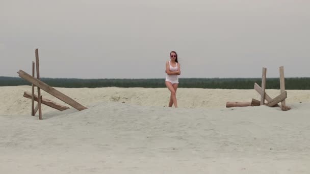 Heiße Frau läuft undankbar auf Zehenspitzen im Sand — Stockvideo