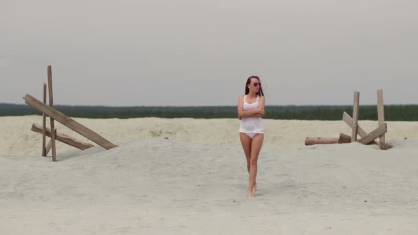 Femme chaude ingratifiant marche sur la pointe des pieds dans le sable — Video