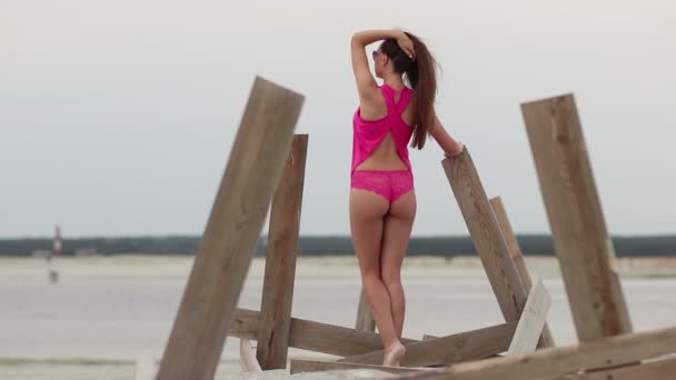 Donna calda con figura sexy in piedi passando da piede a piede — Video Stock