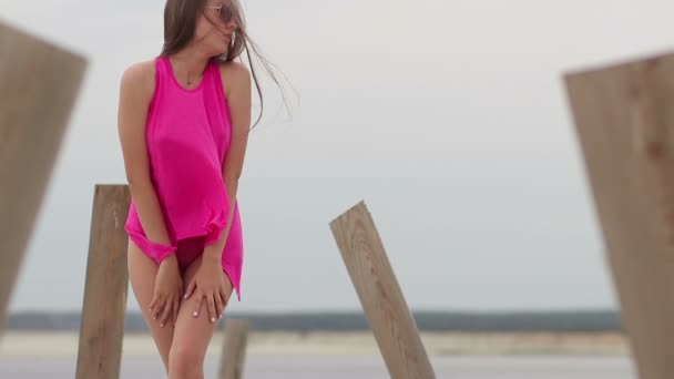 Сексуальная женщина с роскошной фигурой в розовом белье — стоковое видео