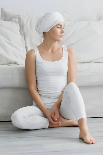 Mooie Jonge Vrouw Sportkleding Zittend Vloer Van Studio Moeilijke Positie — Stockfoto