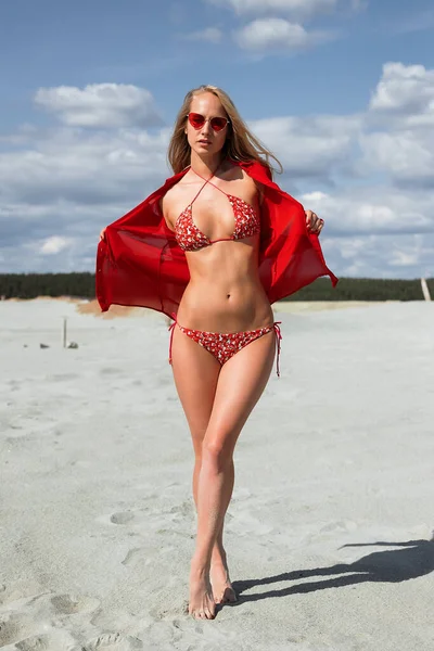 Slim Sexy Žena Červené Oranžové Plavky Udržet Vlasy Větru Při — Stock fotografie