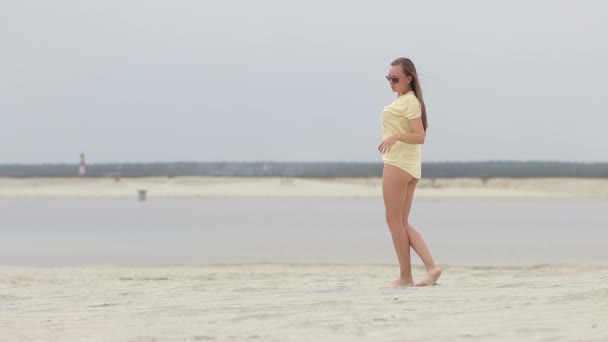 Чуттєва жінка стоїть на кінчику ноги піднімаючи руки — стокове відео