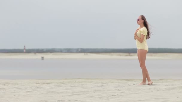 Sinnliche Frau steht auf Zehenspitzen und hebt die Hände — Stockvideo