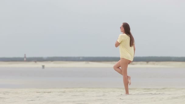 官能的な女性立ち上がっ手を上げる — ストック動画