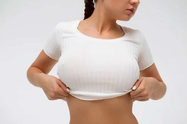 Привлекательная Молодая Женщина Снимает Белую Рубашку Позируя Студии Белом Фоне — стоковое фото