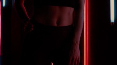 Şehvetli kadın neon ışığı altında