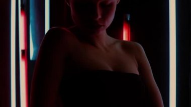 Neon lambalı zayıf kadın.