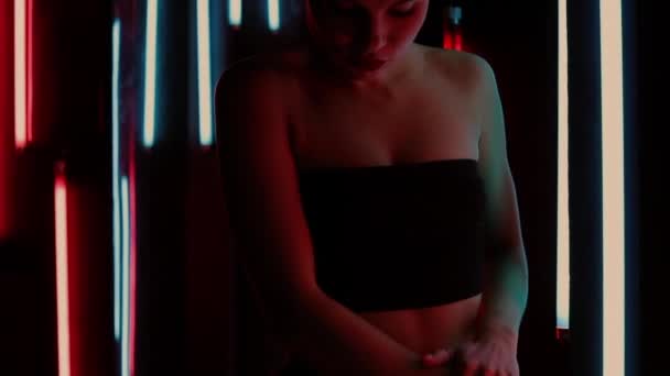Sensuele vrouw onder neon verlichting — Stockvideo