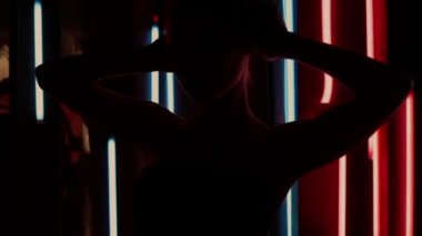 Şehvetli kadın neon ışığı altında