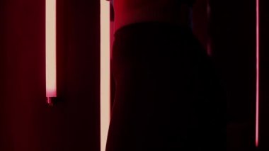 Neon lambalı zayıf kadın.