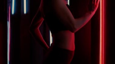 Şehvetli kadın neon ışığı altında