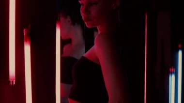 Şehvetli kadın neon ışığı altında