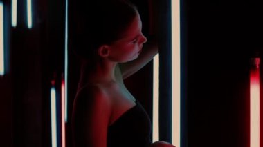 Şehvetli kadın neon ışığı altında