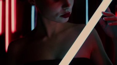 Şehvetli kadın neon ışığı altında