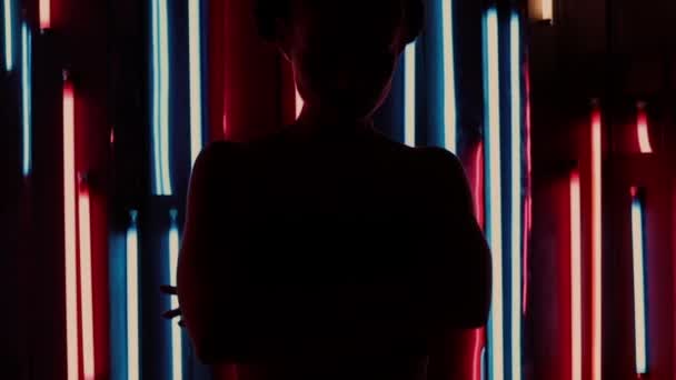 Sensuele vrouw onder neon verlichting — Stockvideo