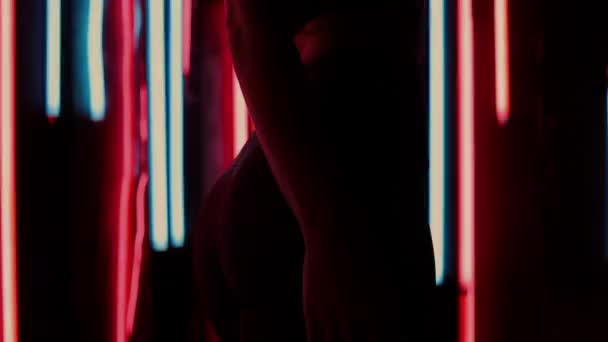 Kobieta zmysłowa pod neonowym oświetleniem — Wideo stockowe