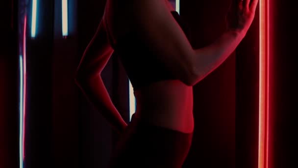 Sensuele vrouw onder neon verlichting — Stockvideo