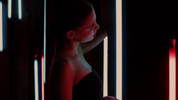 Mujer sensual bajo iluminación de neón — Vídeo de stock