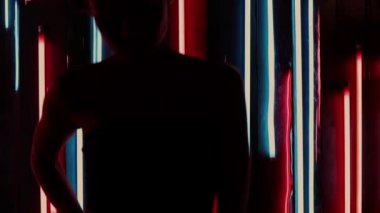 Şehvetli kadın neon ışığı altında
