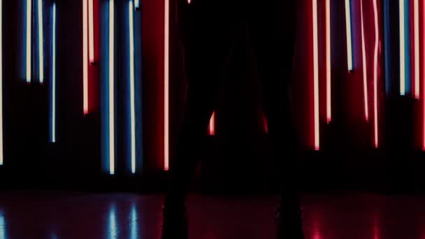 Şehvetli kadın neon ışığı altında — Stok video